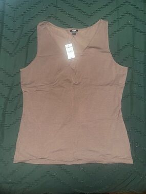 Express Sleeveless V-Neck Tank Top in Mauve